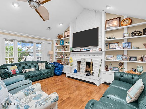 3rd image of 323 Bay Lane