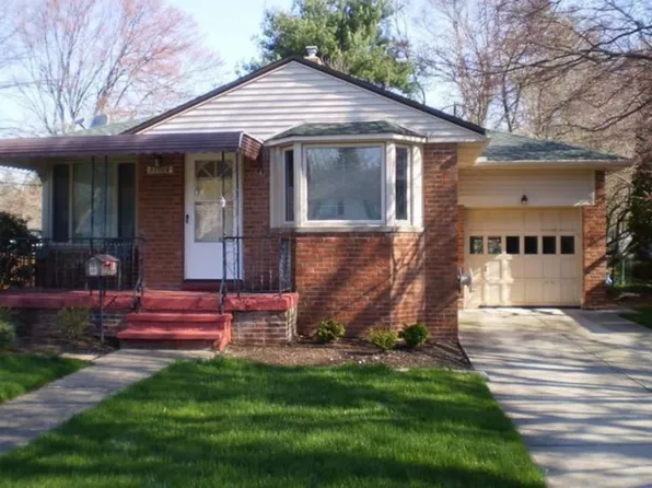 31006 Carlton Dr, Bay Village, OH 44140