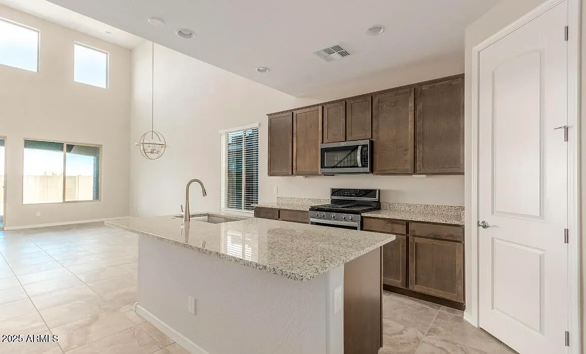 4 bed, 3.0 bath, 2700 sqft, $2,695 — Photo 4