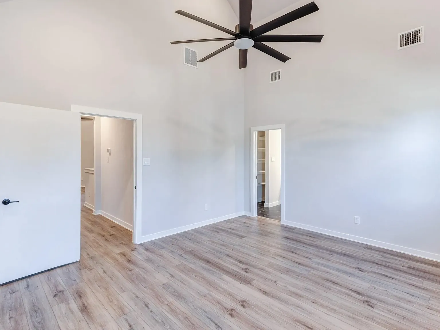 3 bed, 2230 sqft, $3,295 — Photo 4