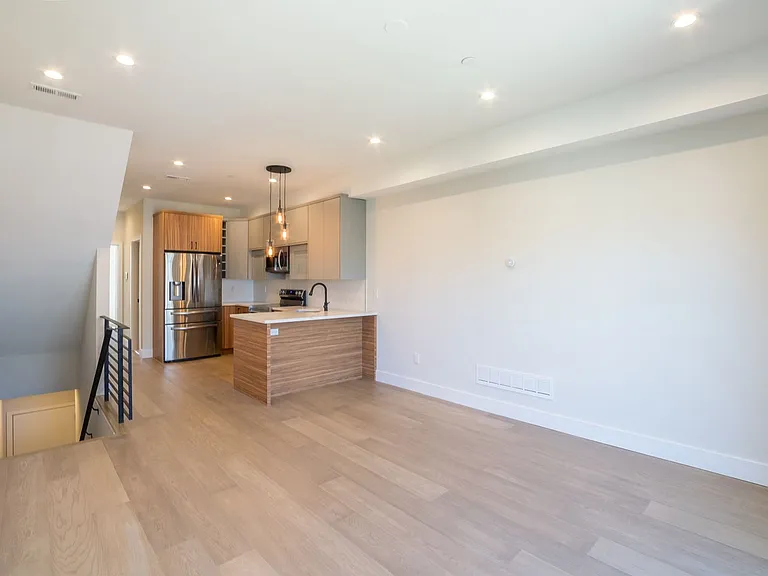 2147 N Franklin St — Photo 4