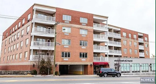 2 bed, 1185 sqft, $3,193 — Photo 1