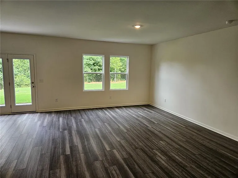 326 Silverton Dr — Photo 2