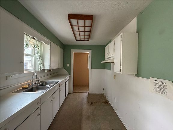 4th image of 303 E 5th St