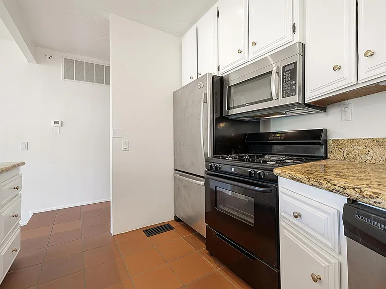7038 Pacific View Dr — Photo 14