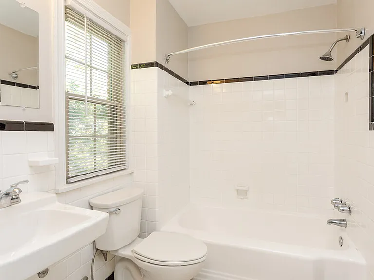 1107 W Rowan St — Photo 7