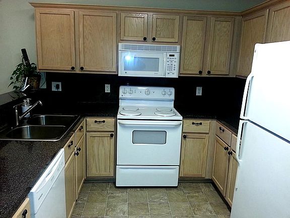 Nice U-Shaped kitchen with nice white appliances.