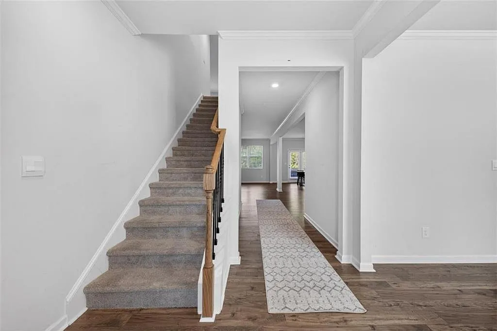 5 bed, 3.0 bath, 3244 sqft, $3,000 — Photo 2