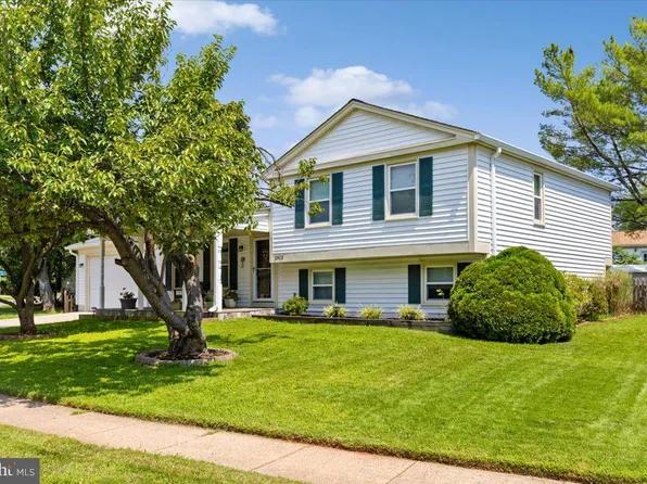 2913 Ashdown Forest Dr, Herndon, VA 20171