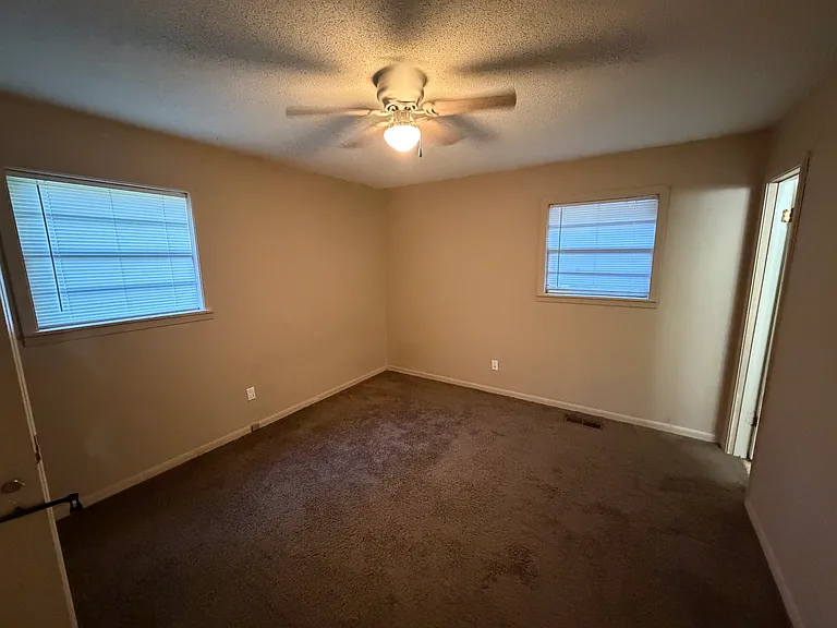 904 Randall Dr — Photo 3