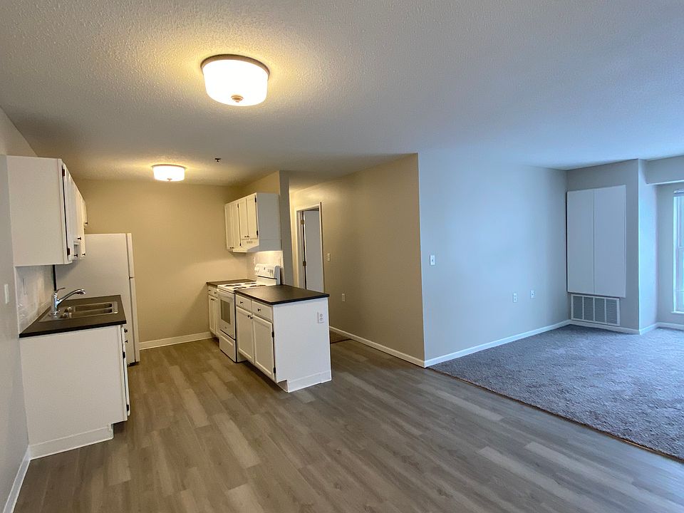 1st image of 208-1068 N Raymond Ave