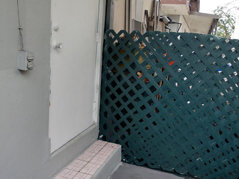 Entrada y salida Independiente a la calle.