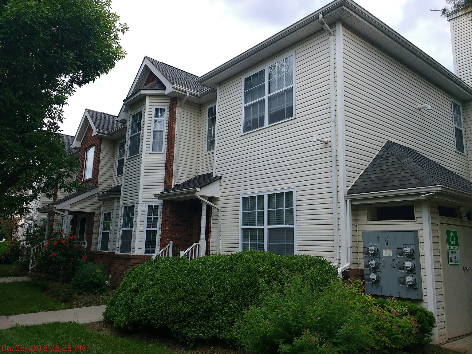 3 bed, 2.5 bath, 1704 sqft, $3,350 — Photo 1