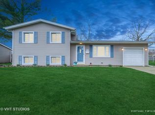 960 Sheffield Dr, Crystal Lake, IL 60014