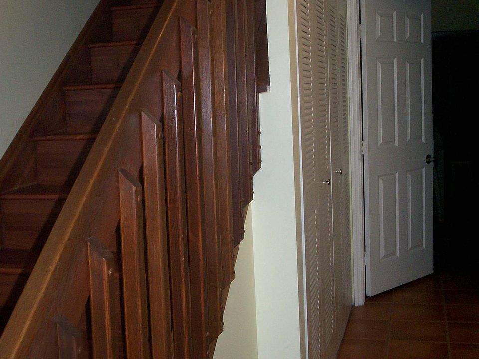1st floor, 1st bedroom/full bathroom/Washer & Dryer in hallw
