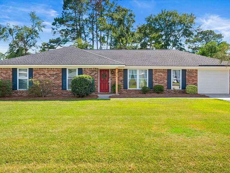 210 Pine Grove Dr — Photo 1