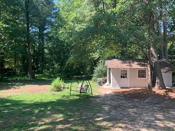 1 car garage on right