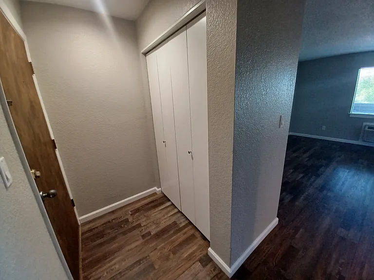 Parklane Apartments — Photo 15