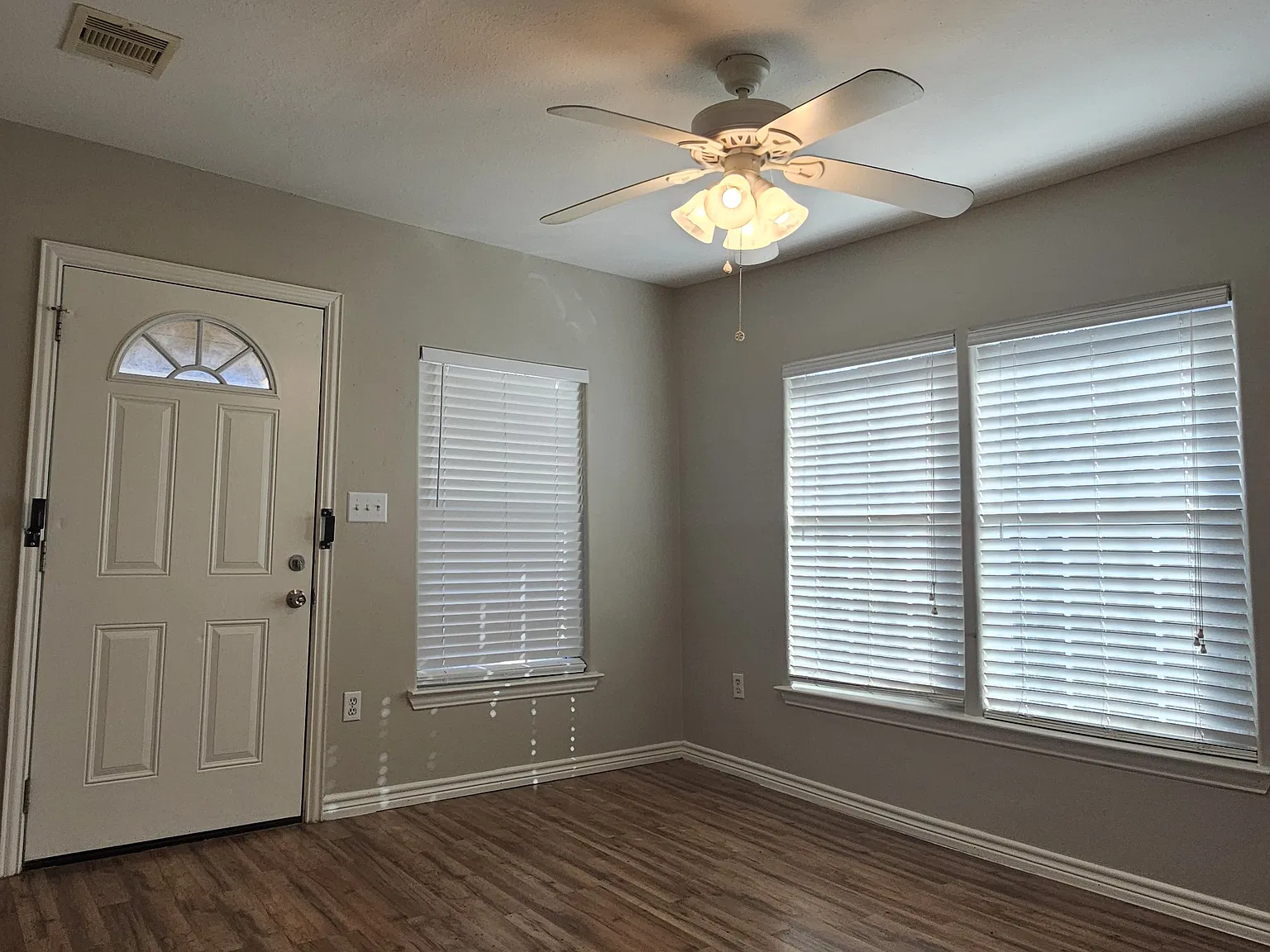 3 bed, 1.5 bath, 1182 sqft, $1,350 — Photo 1