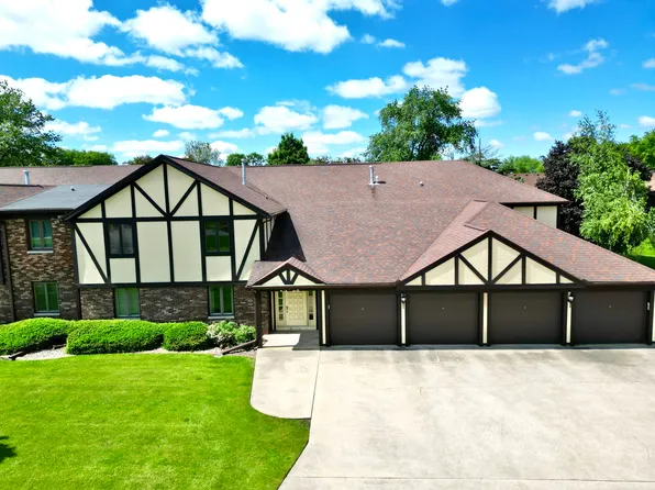 28 Crystal Ct #C-2, Pontiac, IL 61764