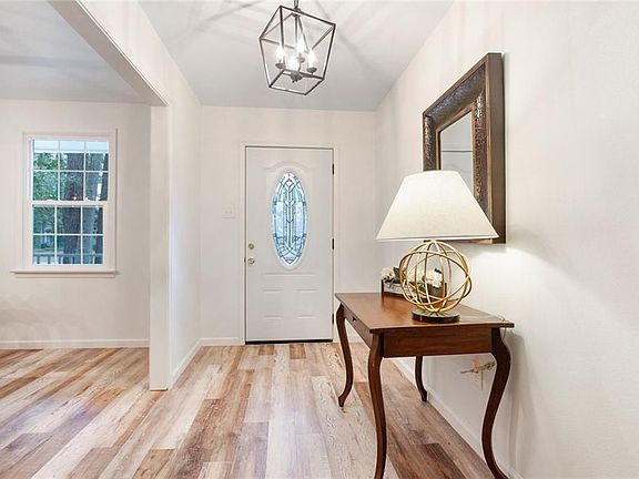 3rd image of 520 Holm Oak Ln