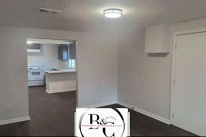 3 bed, 1.0 bath, 1102 sqft, $900 — Photo 2
