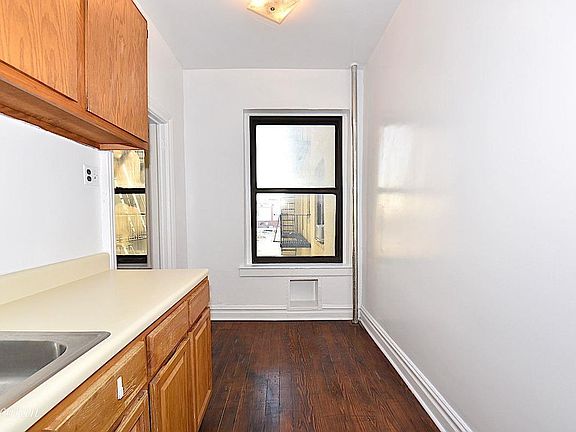 5th image of 3420 32nd St APT 4H