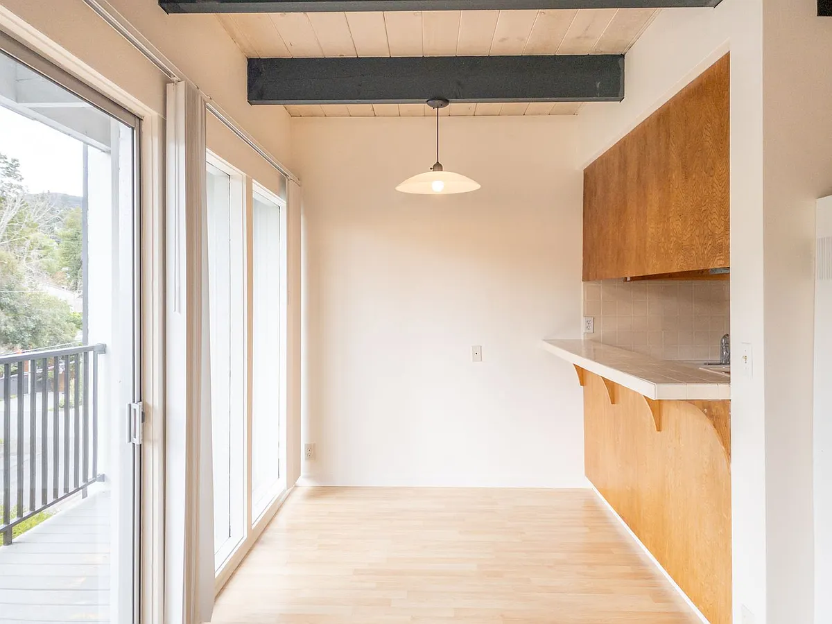 Building Photo - 360 Jean St #6