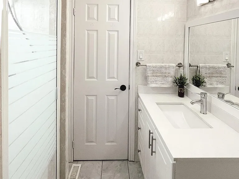 551 Hayward Cres #UPPER — Photo 3
