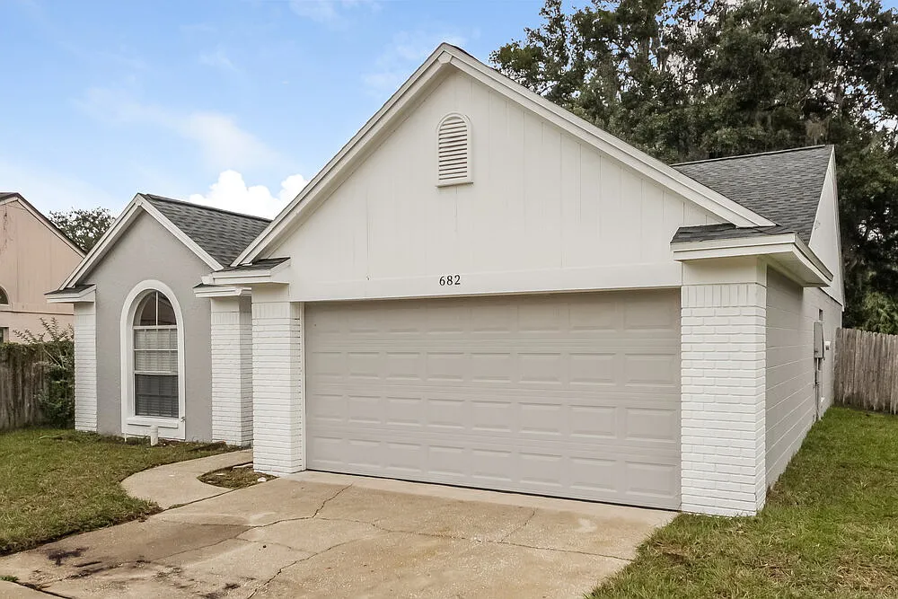 3 bed, 2.0 bath, 1408 sqft, $2,210 — Photo 3