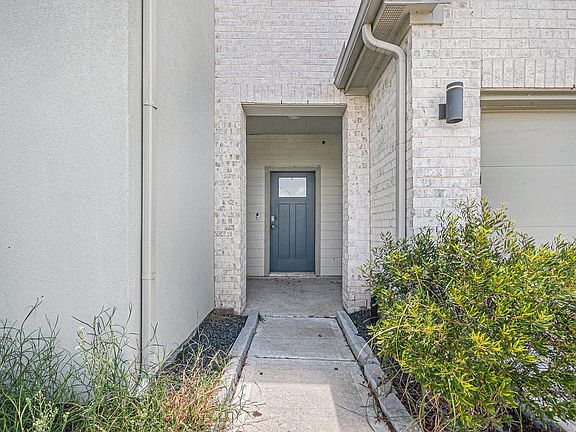 2nd image of 31 Desert Spring Ln