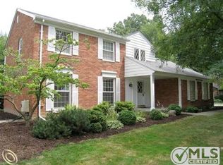 5891 Trotter Ln, West Bloomfield, MI