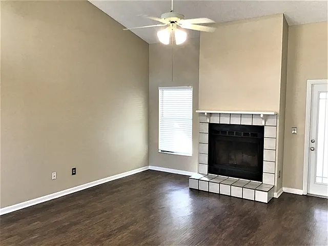1097 Covington St — Photo 4