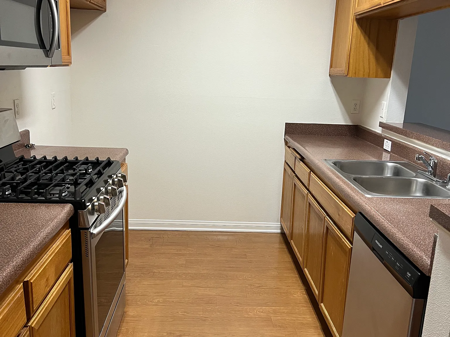 15332 Weddington St — Photo 3