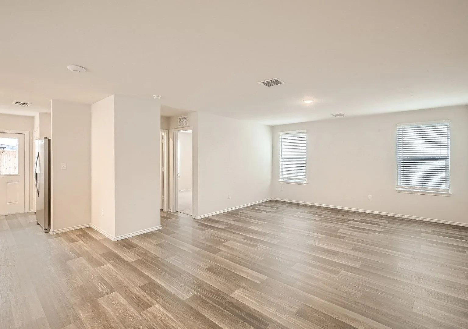 4 bedroom- 8 miles from Randolph Air Force Base -Available now!! — Photo 2