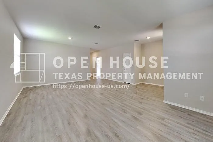 2021 Hickory Dr — Photo 3
