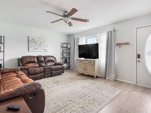 5th image of 821 N Elm