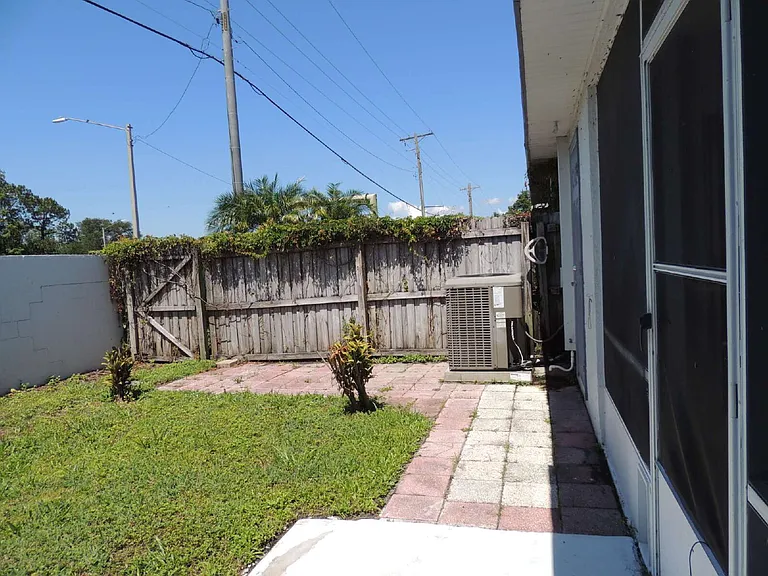 944 Burlwood St — Photo 26