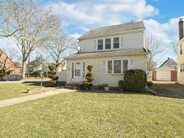 81 Campbell Avenue, Williston Park, NY 11596
