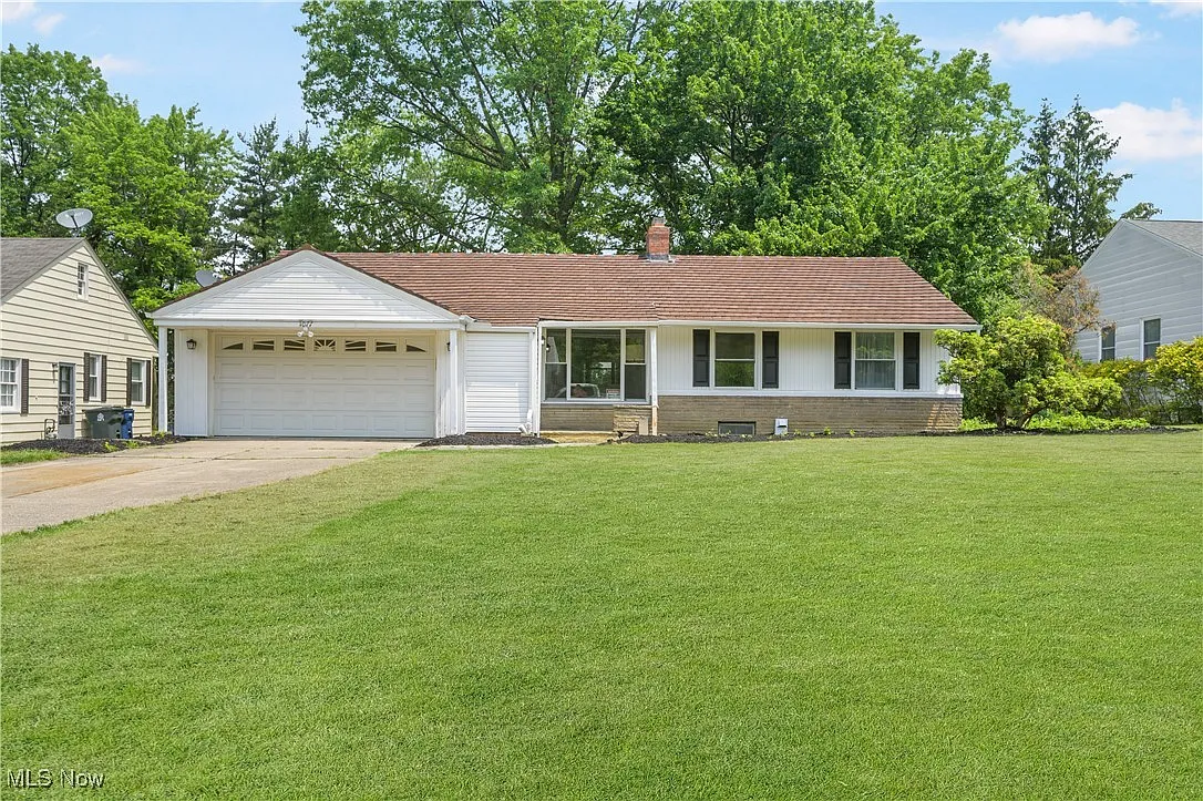 1077 Brandon Rd photo 1
