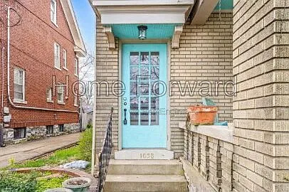 3 bed, 1.0 bath, 1550 sqft, $2,300 — Photo 2
