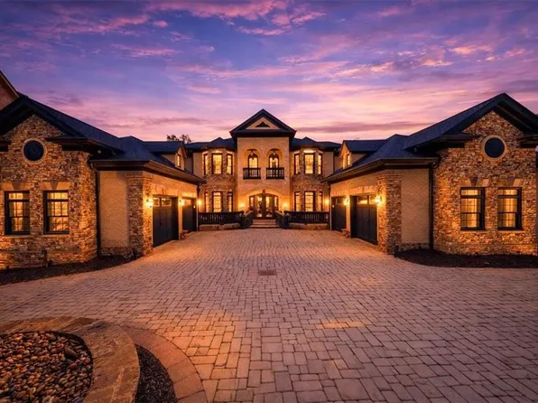 9005 Hayes Dr, Gainesville, GA 30506