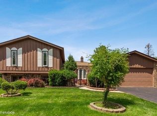 835 Kings Point Dr E, Addison, IL 60101