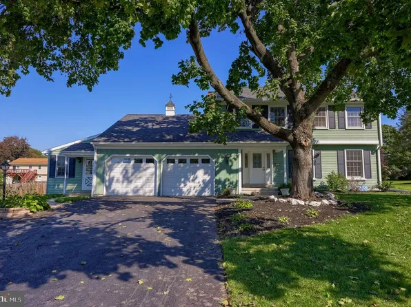 55 W Ridge Dr, Leola, PA 17540