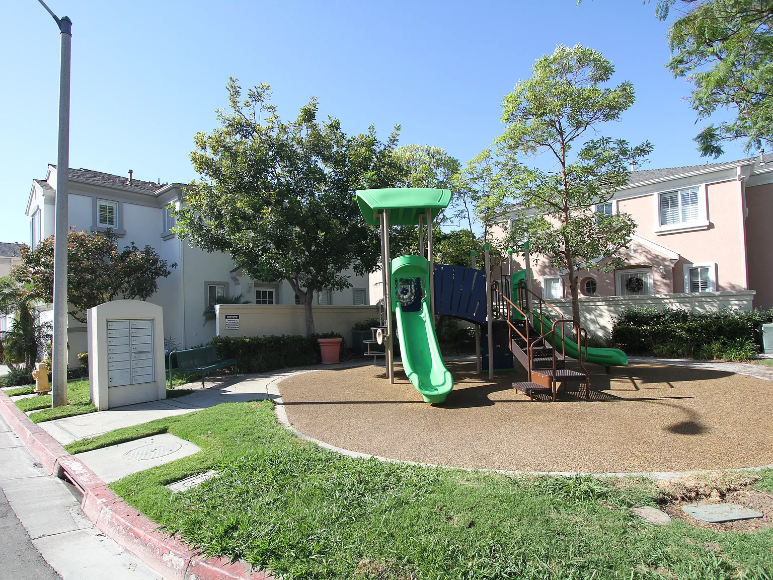 4 bed, 2.5 bath, 1625 sqft, $4,500 — Photo 4
