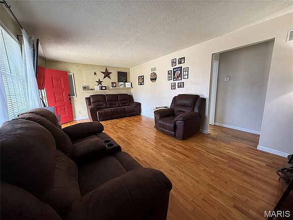 3rd image of 1261 Kingsway Dr