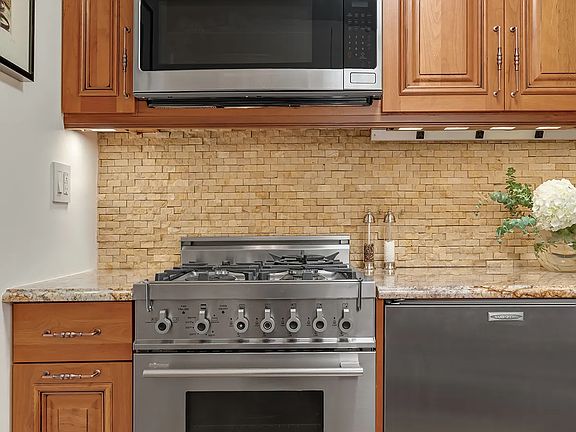 5th image of 24 Cornelia St APT 17