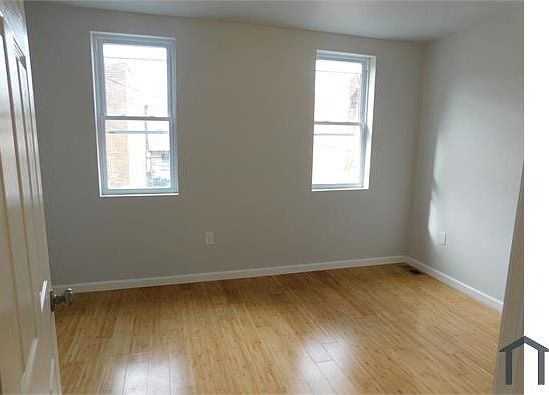 5th image of 2647 N Hollywood St