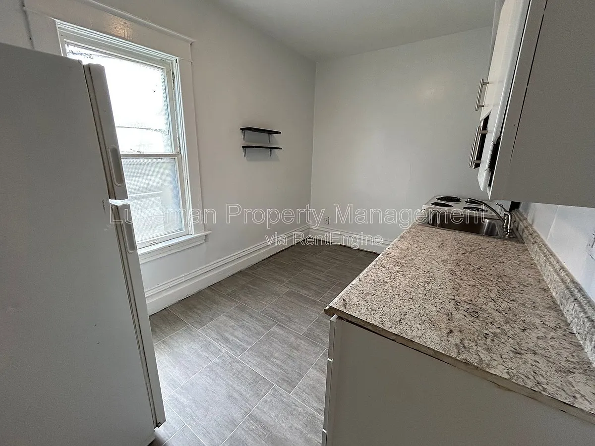 Building Photo - 1320 S Westnedge Ave #4
