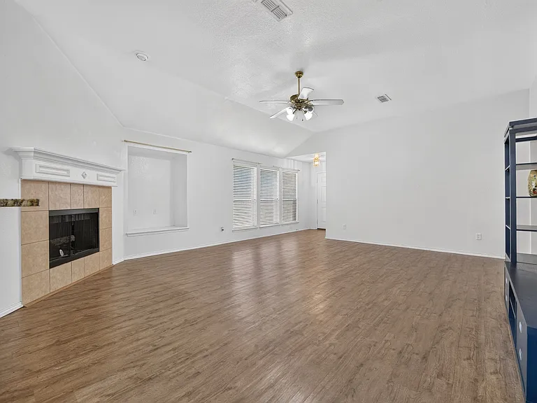 803 E Alexander Ln — Photo 2